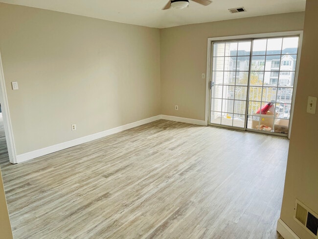 Building Photo - 733 Waterford Dr