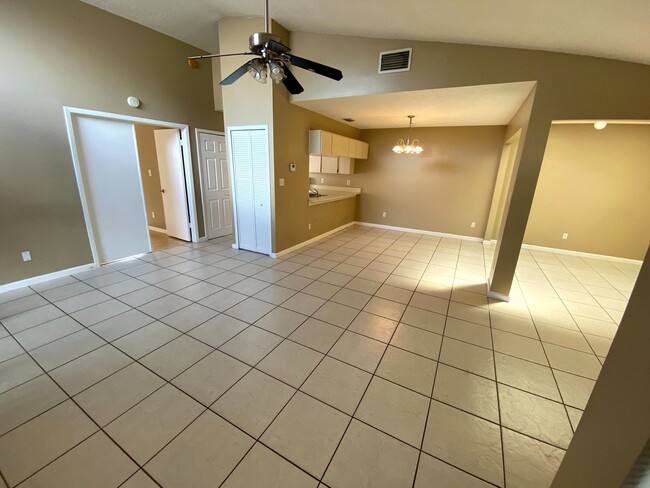 Building Photo - 755 Golden Sunshine Cir