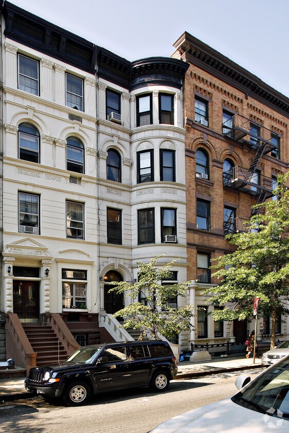 Foto del edificio - 74 W 82nd St