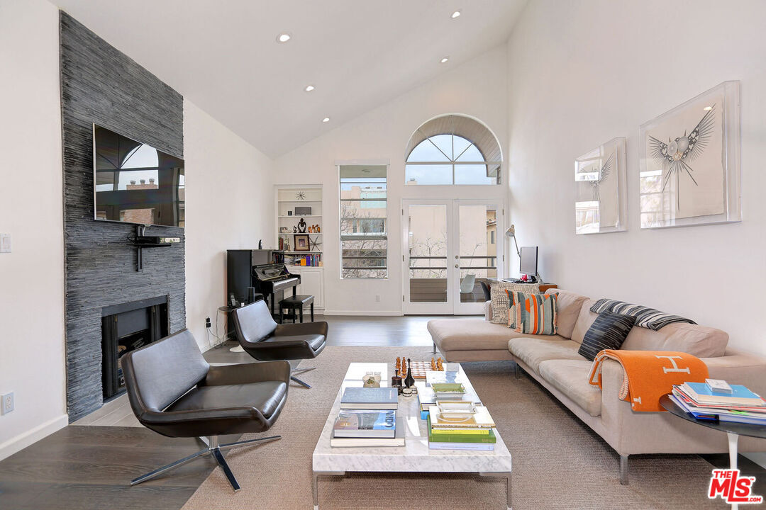Foto principal - 10640 Wilkins Ave