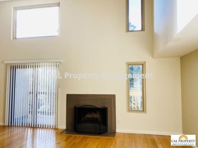 Foto del edificio - Stunning 2 Bed/2 Bath Condo Located in Mon...
