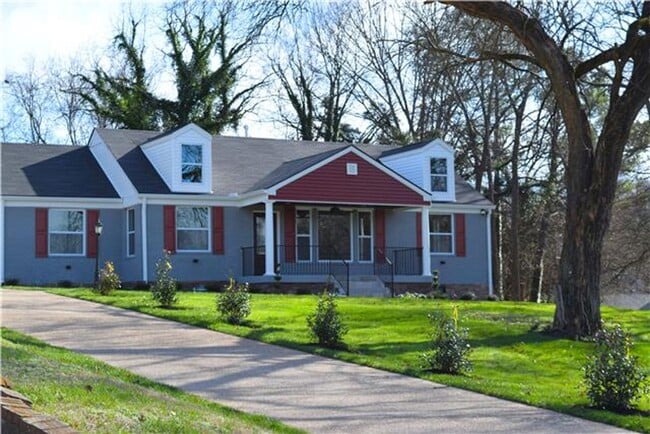 Foto del edificio - LIKE NEW! Extensive renovation in established Glencliff Estates