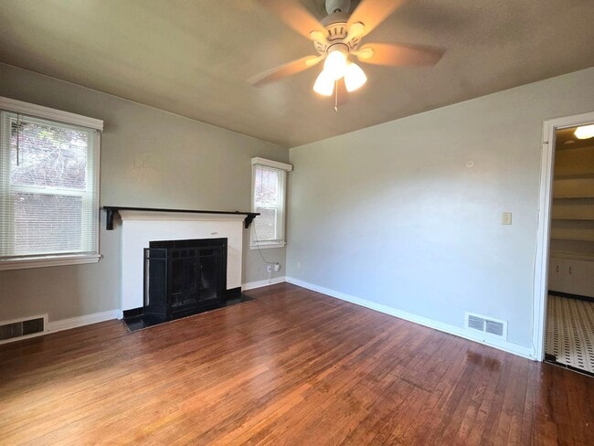 Building Photo - 825-827 E 620 N