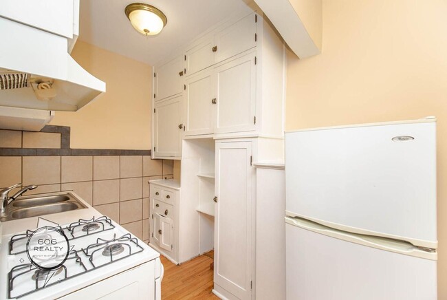 Building Photo - Renovated Belmont Gardens/Kelvyn Park Apar...