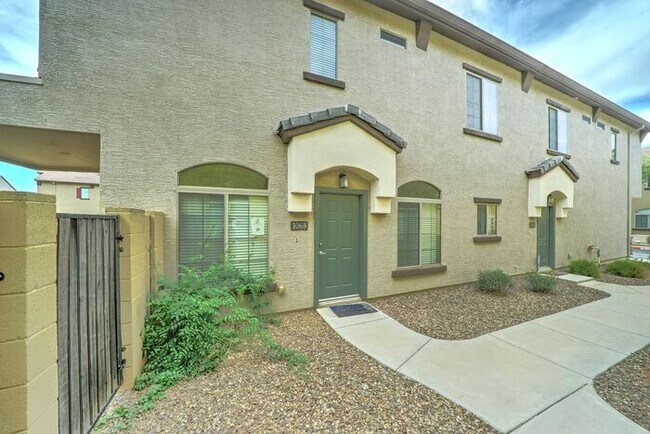 Foto del edificio - COMING SOON! Beautiful Townhome in Great Location