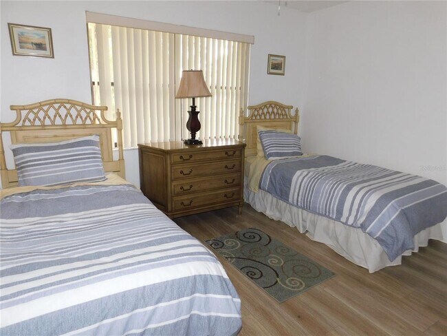 Building Photo - 124 Woodlake Wynde