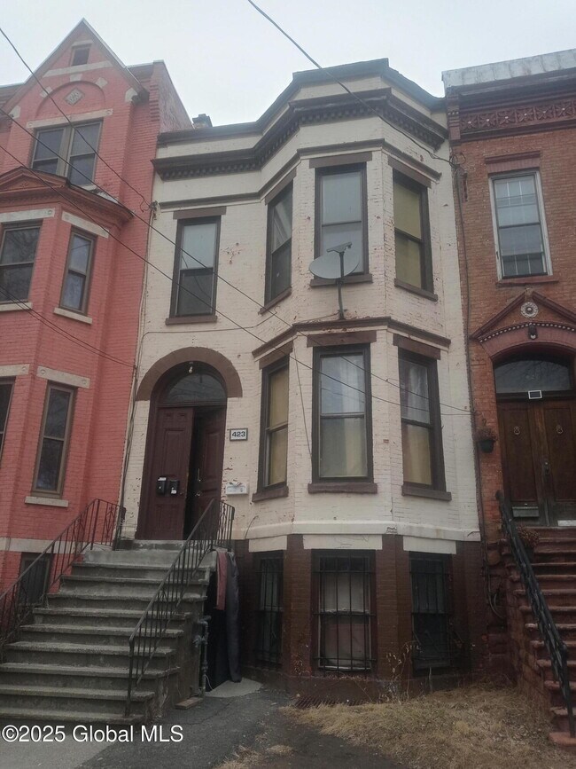 Building Photo - 423 Clinton Ave