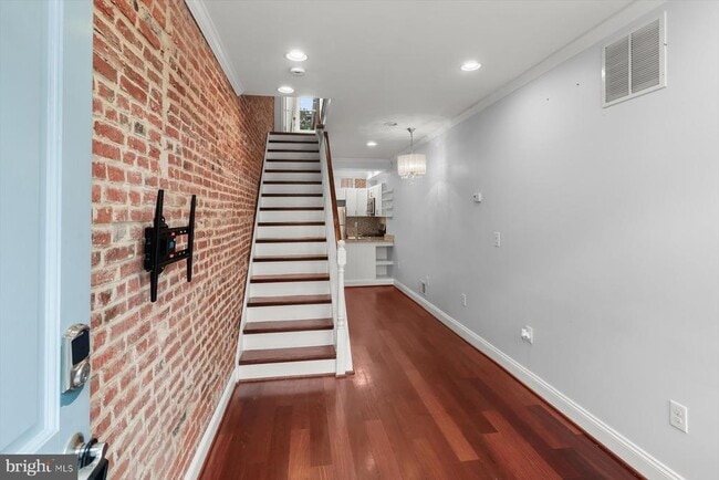 Building Photo - 229 S Madeira St