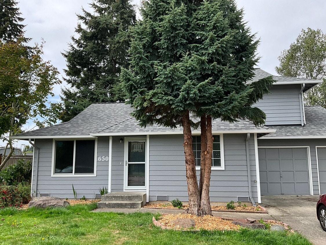 Primary Photo - Beautiful 3Br/3Bth with large backyard in ...
