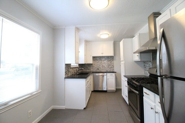 Foto del edificio - December FREE On This Updated 2 Bedroom 1 Bath Home in Roeland Park