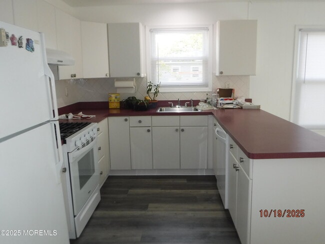 Building Photo - 102 Troumaka St