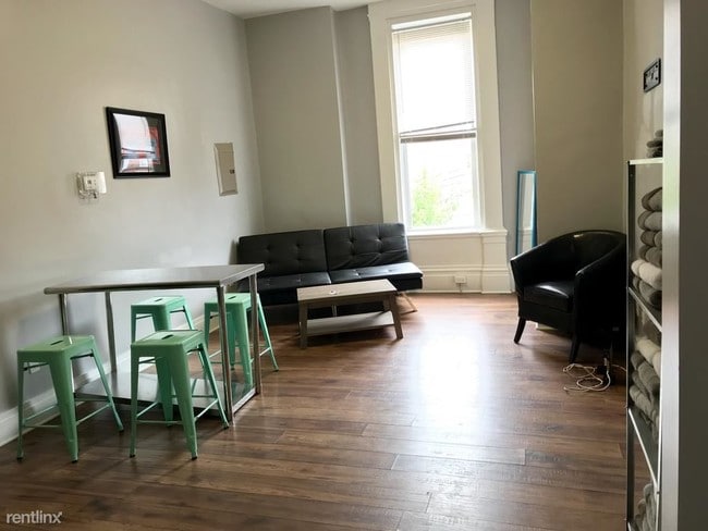 Building Photo - 4 br, 2 bath Apartment - 2134 E Carson St