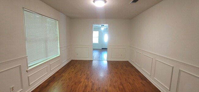 Building Photo - SPACIOUS 5/2 w/ Fenced Yard, Washer/Dryer,...