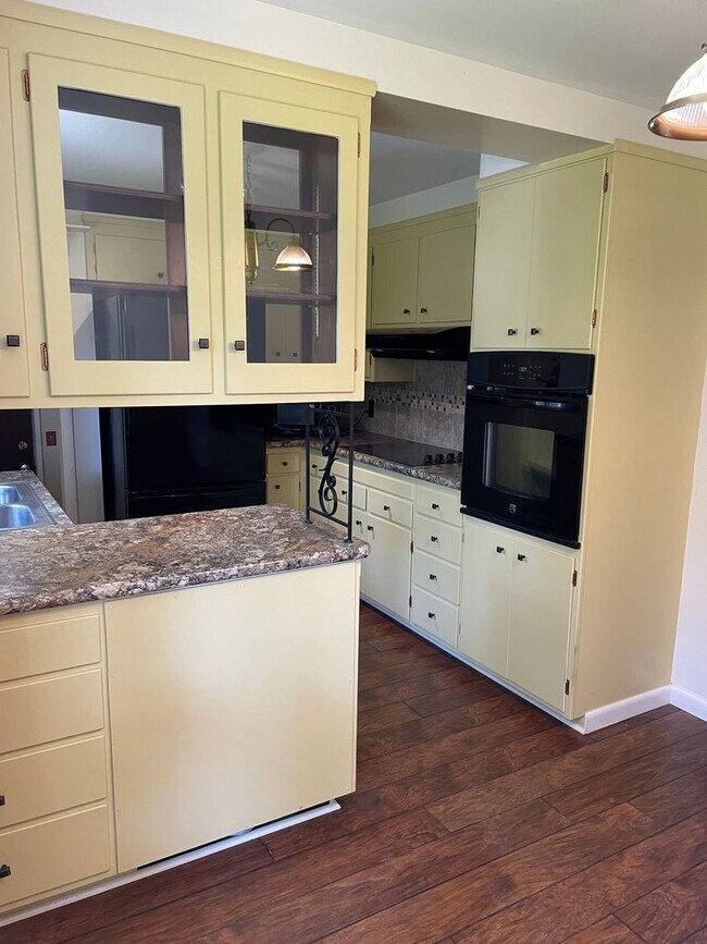 Foto del edificio - NEW PHOTOS TO COME! Spacious West End Home with 5 Bedrooms, Workshop & Tons of Storage!