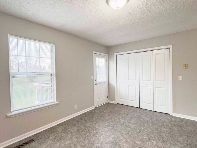 Foto del edificio - 1012 Cooper Dr