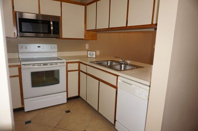 Building Photo - 2 Bedroom Lake Mandarin Waterfront Townhome