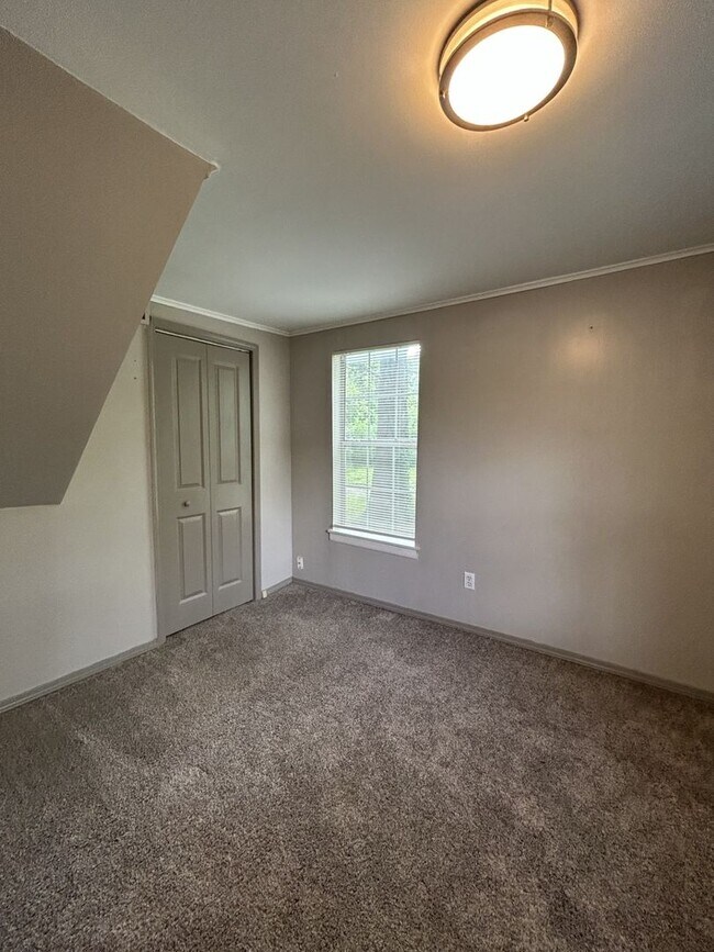 Building Photo - Move-In Special - Dropped $100.00 Off Mont...