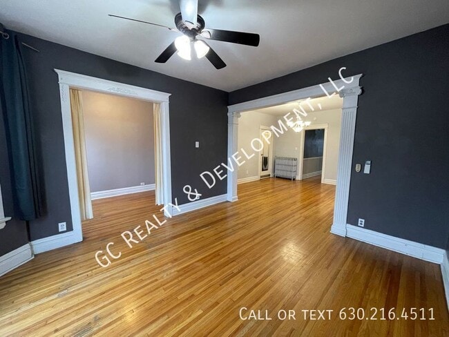 Building Photo - ***EAST LOGAN SQUARE / 2 BDRM + DEN / HEAT...