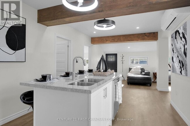 Building Photo - 134 Maud St