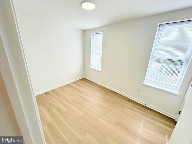 Foto del edificio - 5031 W Girard Ave