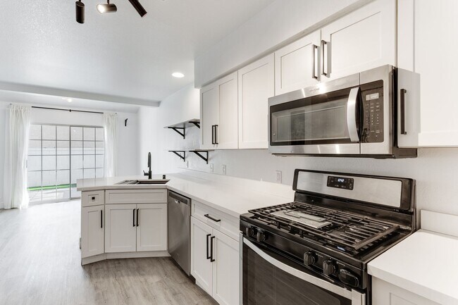 Building Photo - Modern 3-Bed Home in Green Valley – Beautifully Updated!