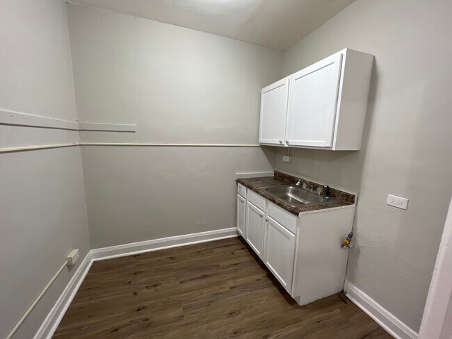Building Photo - 5400 W Cornelia Ave