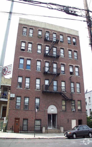 Primary Photo - 2529 Matthews Ave