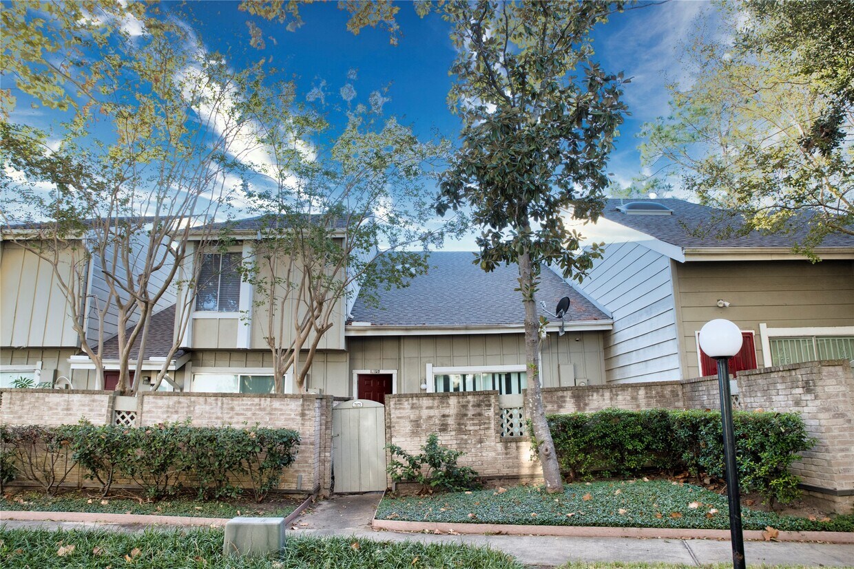 Foto principal - 7075 Greenway Chase St