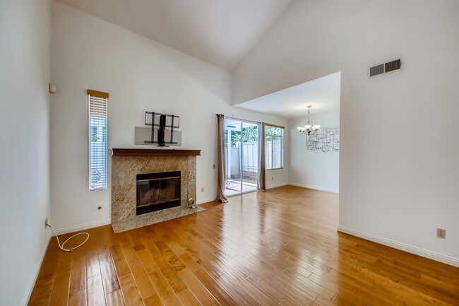 Foto del edificio - Gorgeous Townhome in the Del Mar Heights C...