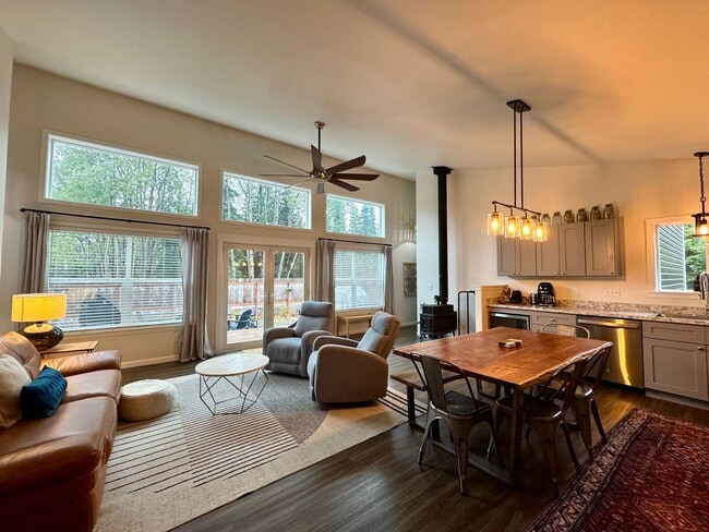 Building Photo - SEASONAL STERLING HOME!