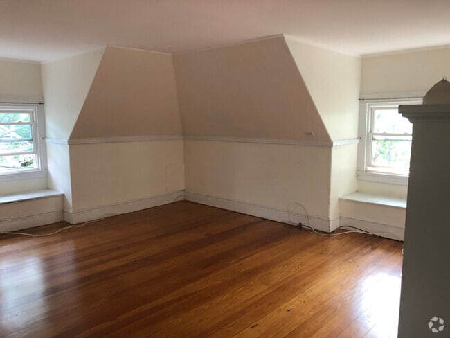 Building Photo - 98 Thorndike St