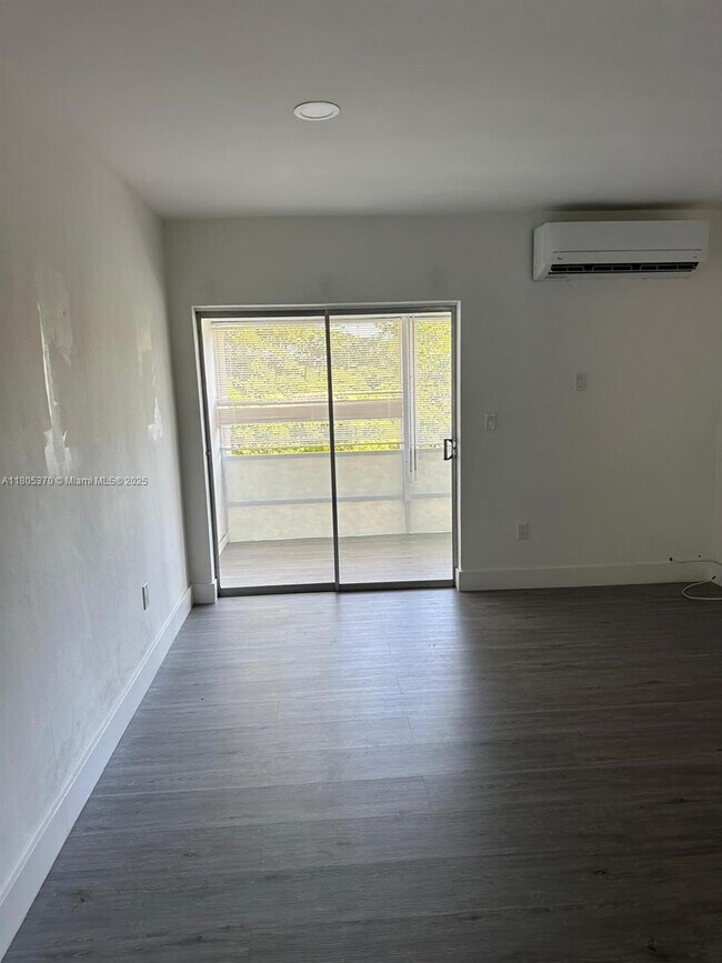 Foto del edificio - 1590 NE 127th St