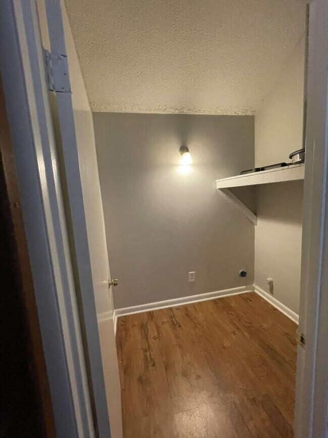 Foto del edificio - 1 Bedroom Apartment with a Bonus Loft - $7...