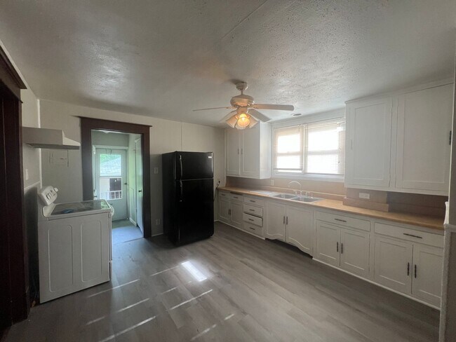 Building Photo - Large 3 Bedroom 2 Bath with 1.5 Car Garage!