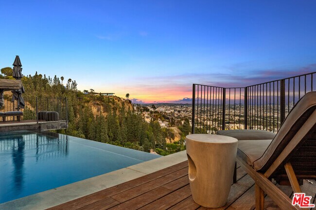 Foto del edificio - 8425 Hillside Ave