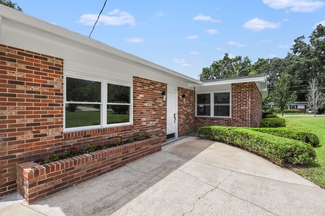 Building Photo - 2401 Jim Lee Rd