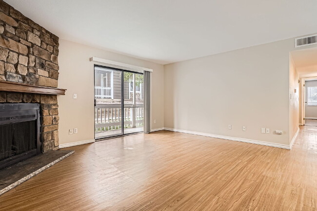 Foto del edificio - Spacious 1,177 sq ft 3-Bed / 2-Bath Condo ...