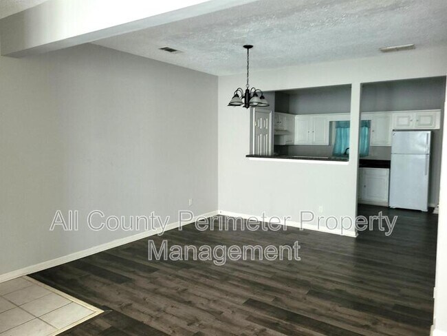 Foto del edificio - 7620 Creekside Ln