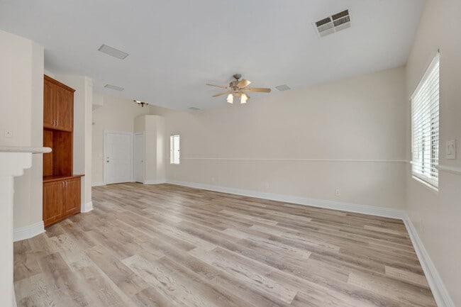Building Photo - Gorgeous home with new flooring throughout and a Community Pool!