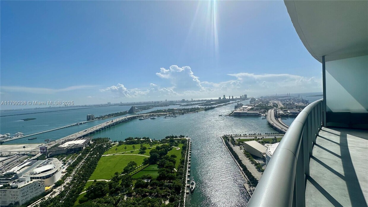 Foto principal - 888 Biscayne Blvd