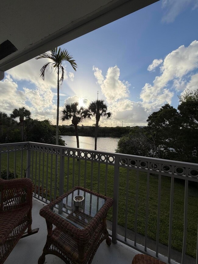 Foto del edificio - 2052 Alta Meadows Ln