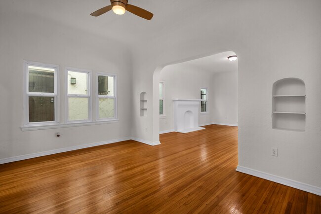 Building Photo - 724 S Dunsmuir Ave