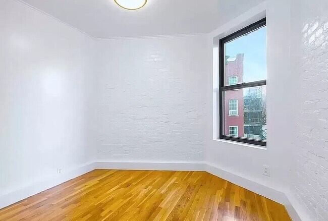 Building Photo - 164 Waverly Place