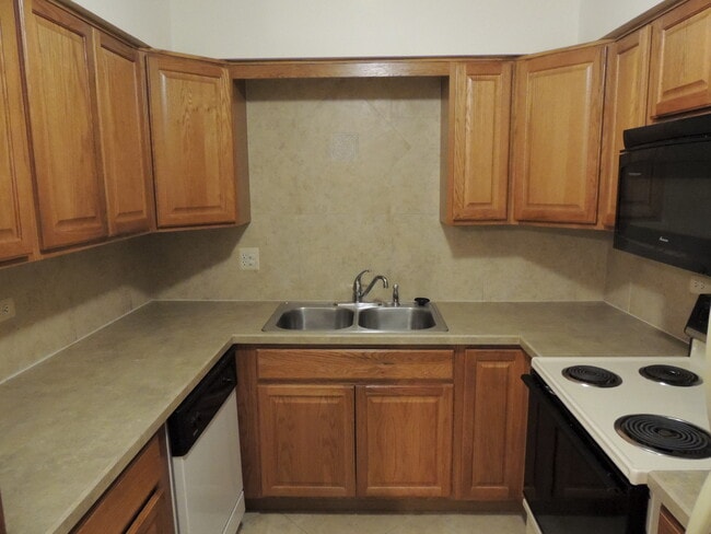 Kitchen - 646 Daisy Ln