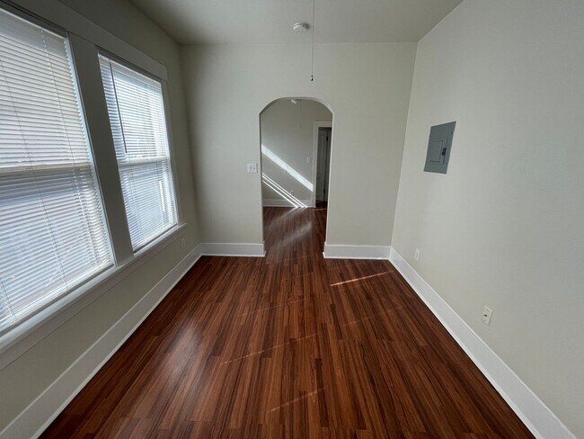 Building Photo - 219 Paschal St