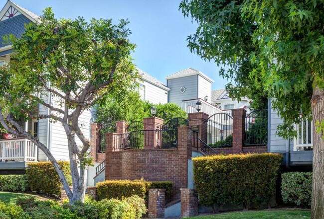 Park Victoria - 162 W Lemon Ave