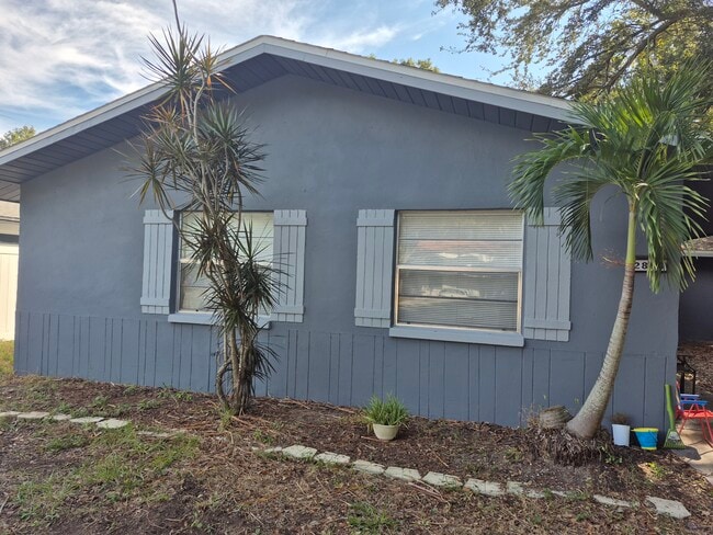 Building Photo - 2884 Oaklawn Ave