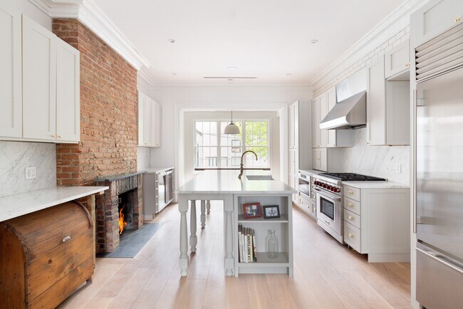 Foto del edificio - Newly Renovated 1840 s DUMBO Townhouse