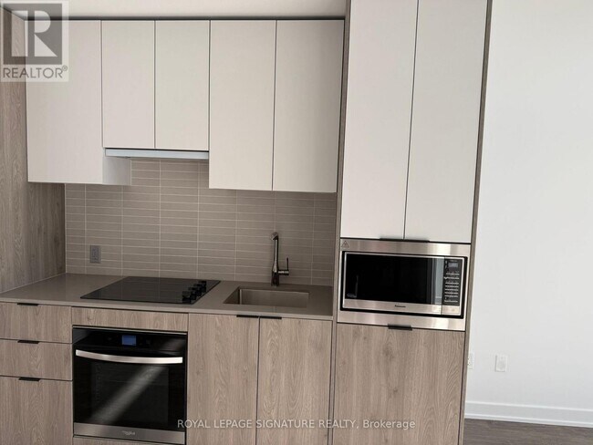 Photo du bâtiment - 1007 The Queensway