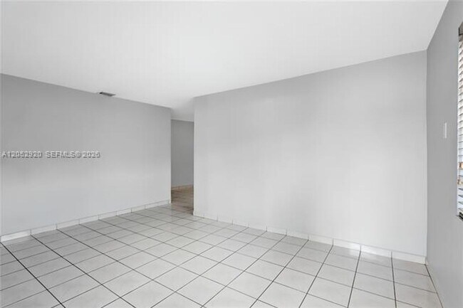 Foto del edificio - 2476 SW 17th St